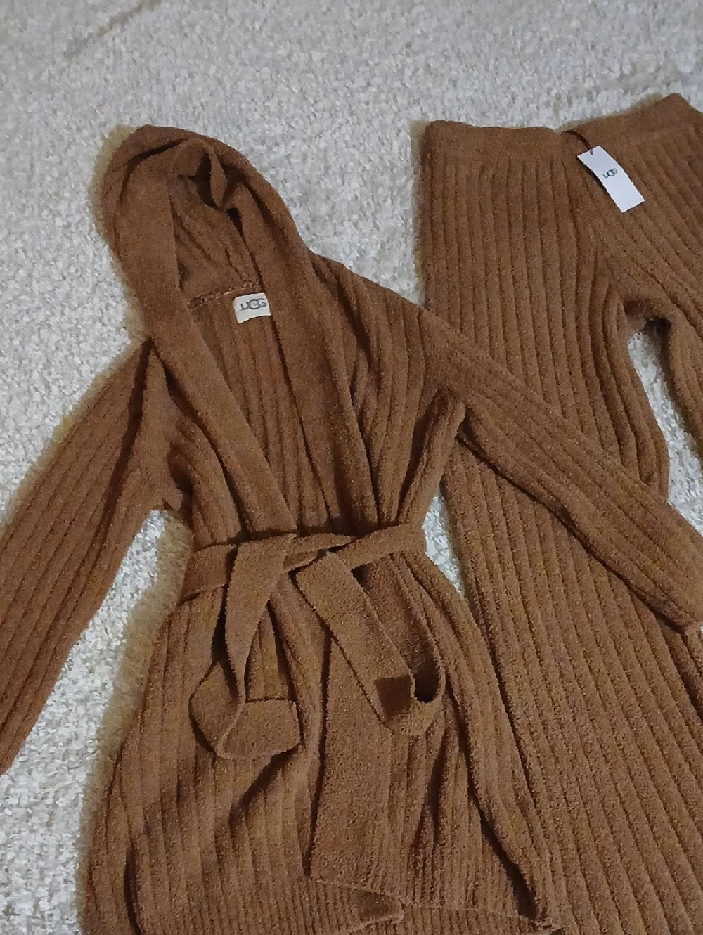 UGG LOUNGE SET (PLEASE READ DESCRIPTION) - Picture 4 of 9